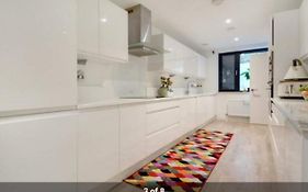 London Holiday Home Newly Refurbished - Entire 4 Bedroom Private House With Kitchen, Living Room & Private Garden - 1 Cape House London, Within 30 Mins From Central London, London Bridge & Canary Wharf